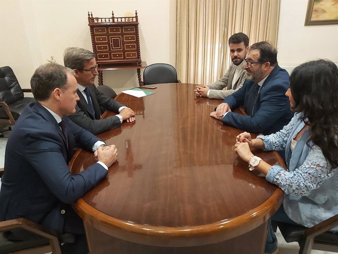 Reunión del consejero Jorge Paradela con el alcalde de Carmona, Juan Ávila.