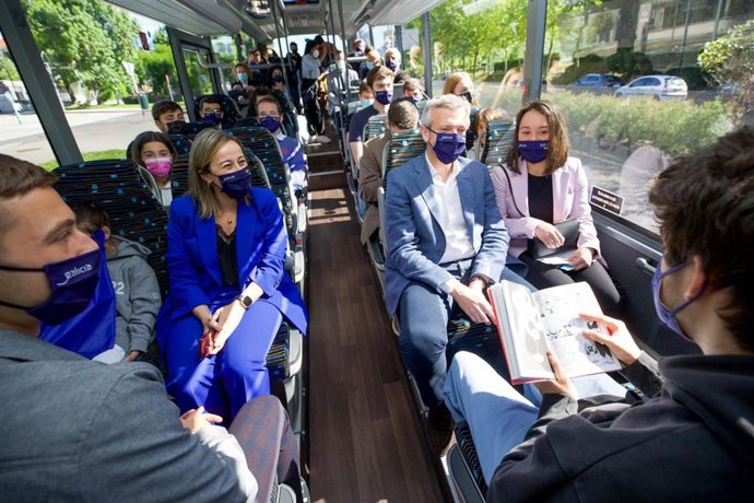 Archivo - El presidente de la Xunta, Alfonso Rueda, y la conselleira de Infraestrutruas e Movilidade, Ethel Vázquez,en un autobús