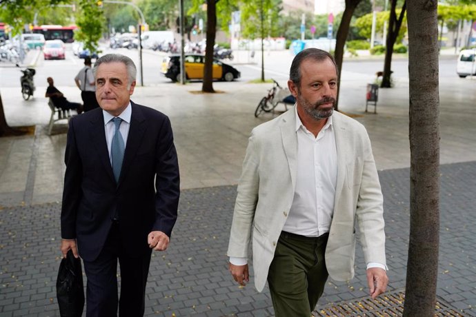 El expresidente del FB Barcelona, Sandro Rosell (d), a su llegada al juicio por un presunto delito contra Hacienda, en el juzgado de lo penal 3 de Barcelona, a 12 de septiembre de 2022, en Barcelona, Catalunya (España). La Fiscalía acusa a Rosell de hab