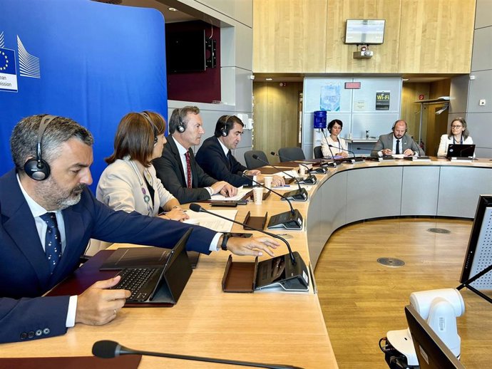 El Consejero De Desarrollo Rural, Ganadería, Pesca, Alimentación Y Medio Ambiente, Guillermo Blanco, Junto A Sus Homólogos De Galicia, Asturias Y Castilla Y León, En La Reunión Con Eurodiputados Sobre La Problemática Del Lobo.