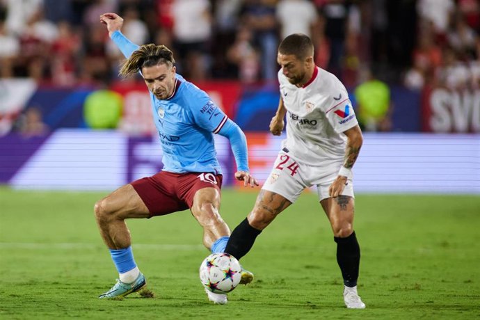 El 'Papu' Gómez protege la pelota ante Jack Grealish en el Sevilla-Manchester City de la Liga de Campeones 2022-2023
