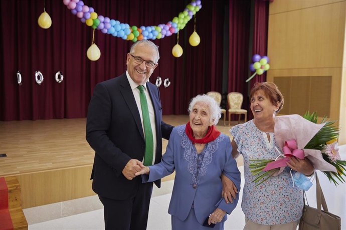 El alcalde de Pamplona junto a Carmen Velázquez.