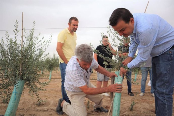 El consejero de Agricultura, Agua y Desarrollo Rural de C-LM, Francisco Martínez Arroyo, en Huecas