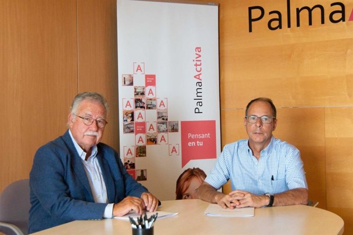 (I-D) El Presidente De La Cámara De Comercio De Mallorca, Eduardo Soriano, Y El Regidor De Promoción Económica Y Ocupación, Jordi Vil, Durante La Firma Este Lunes Del Acuerdo