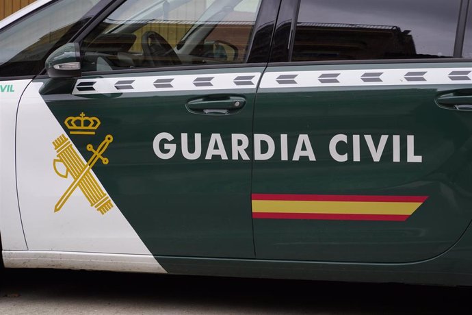 Archivo - Vehículo de la Guardia Civil en las inmediaciones del dispositivo policial.