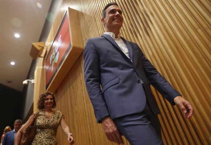 El presidente del Gobierno y secretario general del PSOE, Pedro Sánchez y la ministra de Hacienda y Función Pública, María Jesús Montero, a su llegada a la reunión interparlamentaria del Grupo Parlamentario Socialista, en el Congreso 
