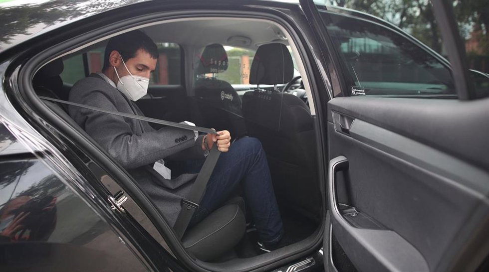 Archivo - Un cliente protegido con mascarilla se monta en un coche VTC, en una imagen de archivo.
