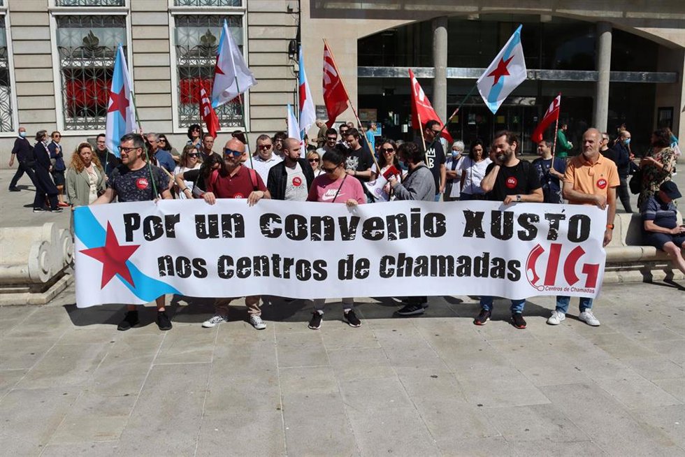 Archivo - Trabajadores de centros de llamadas se concentran para pedir un "convenio digno" en su tercer día de huelga.