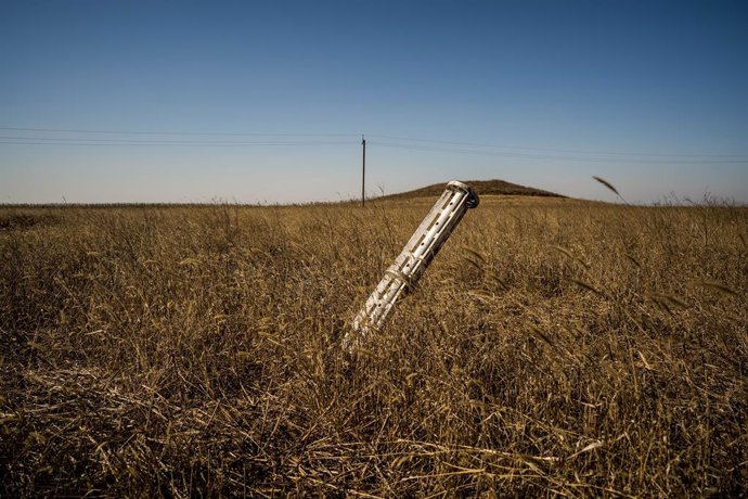 Archivo - Projectil no detonat en un camp de blat de Mikolaiv  