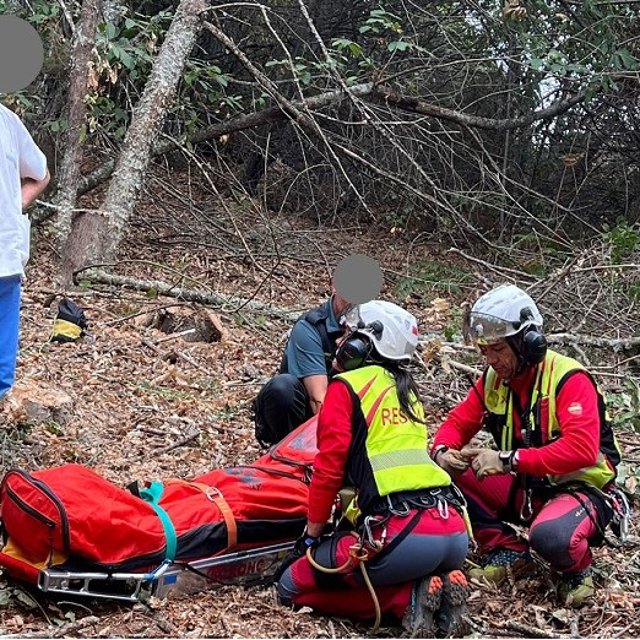 Integrantes del operativo dispuesto para el rescate del leñador accidentado.