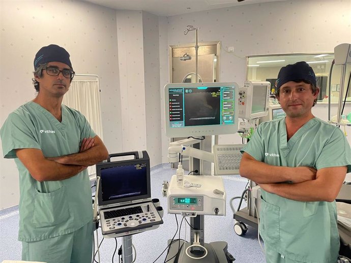 Dr. Antonio Medina y Dr. Rubén Campanario, urólogos de Vithas Sevilla con el robot Aquabeam.