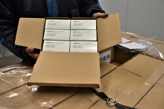 Archivo - Primera tanta de dosis de vacunas adaptadas a Ómicrom que se distribuirán la próxima semana a todas las comunidades y ciudades autónomas.