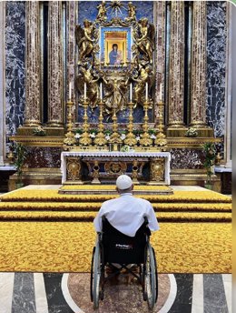 El Papa reza ante la Virgen en silla de ruedas antes de su viaje a Kazajistán