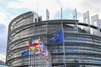 El pleno del Parlamento Europeo guarda un minuto de silencio como tributo a Isabel II