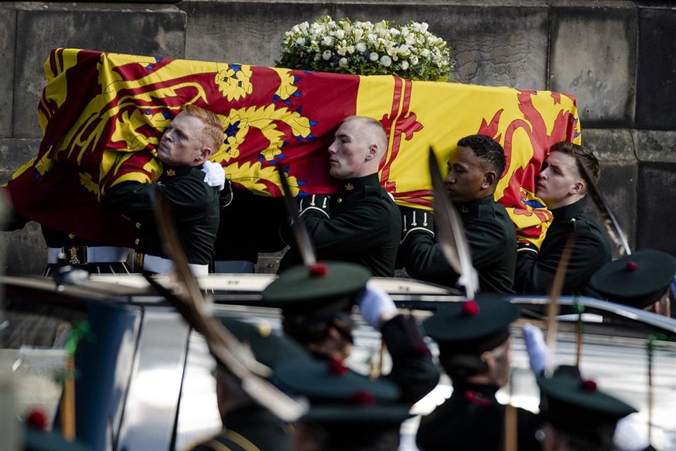 El féretro con los restos de Isabel II entra en la catedral de San Gil, en Edimburgo