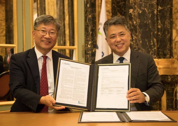 AUTOCRYPTs Chairman Seokwoo Lee (right) signs MOU with ITF Secretary General (left)