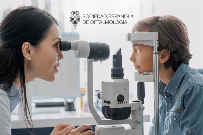 Las revisiones de ojos deben realizarse por médicos oftalmólogos.