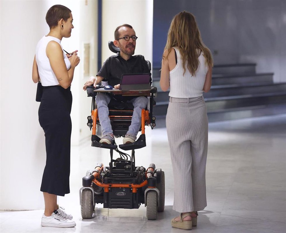 El portavoz de Unidas Podemos en el Congreso de los Diputados, Pablo Echenique, conversa a su llegada a una rueda de prensa previa a una Junta de Portavoces en el Congreso de los Diputados, a 8 de septiembre de 2022, en Madrid (España).
