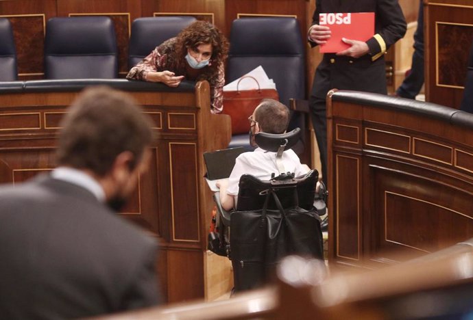 Archivo - La ministra portavoz y de Hacienda, María Jesús Montero, conversa con el portavoz de Unidas Podemos en el Congreso, Pablo Echenique, en el Congreso