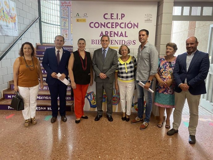 El delegado territorial de Desarrollo Educativo y Formación Profesional y de Universidad, Investigación e Innovación, José Francisco Viso (centro), en el CEIP Concepción Arenal.
