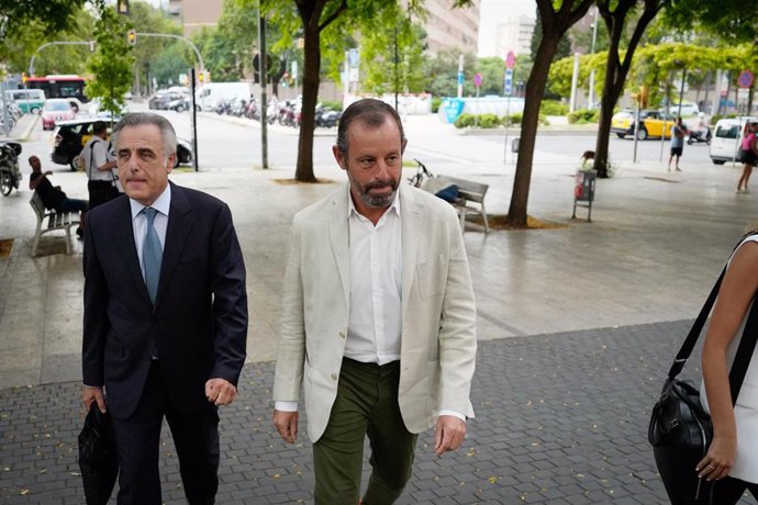 El expresidente del FB Barcelona, Sandro Rosell (d), a su llegada al juicio por un presunto delito contra Hacienda, en el juzgado de lo penal 3 de Barcelona, a 12 de septiembre de 2022, en Barcelona, Catalunya (España). La Fiscalía acusa a Rosell de hab