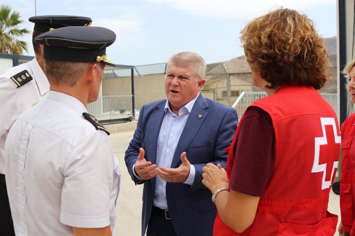 El delegado del Gobierno en la Región de Murcia, José Vélez, visita junto a responsables de Policía Nacional y Cruz Roja el nuevo Centro de Atención Temporal de Extranjeros (CATE) de Cartagena