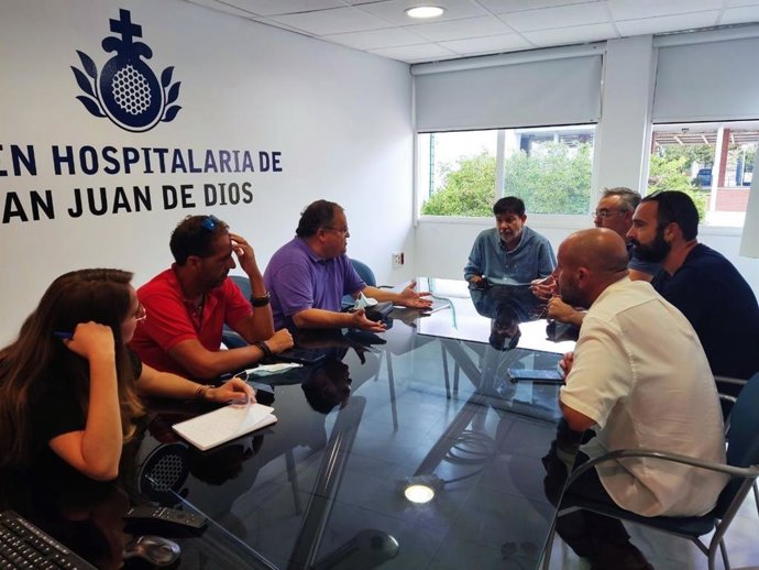 La dirección provincial de IU Cádiz, junto a la dirección local de IU Jerez, reunida con la plantilla del hospital jerezano San Juan Grande de Jerez (Cádiz)