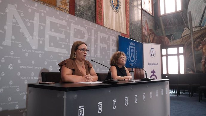 La consejera de Igualdad del Cabildo, Priscila de León y la coordinadora del IASS, María José Pestana, en la presentación de una campaña para mujeres mayores de 65 años