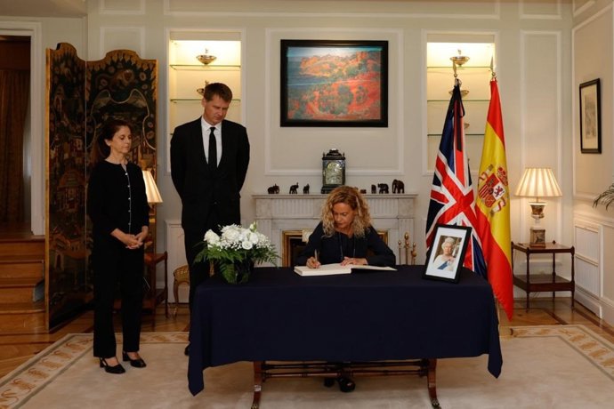 La presidenta del Congreso, Meritxell Batet, firma en el libro de condolencias por Isabel II.