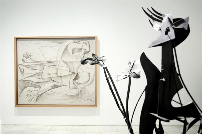 La obra 'La nadadora' y la escultura 'Mujer en el jardín' de Picasso, en una exposición abierta al público por los actos conmemorativos del Año Picasso, en el Museo Reina Sofía, a 12 de septiembre de 2022, en Madrid (España). El Año Picasso, que continu