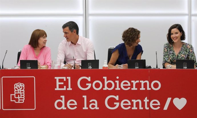 (I-D) La vicepresidenta primera del Senado y presidenta del PSOE, Cristina Narbona; el presidente del Gobierno y secretario general del PSOE, Pedro Sánchez; la número dos del partido , María Jesús Montero y la secretaria de Igualdad, Andrea Fernández.