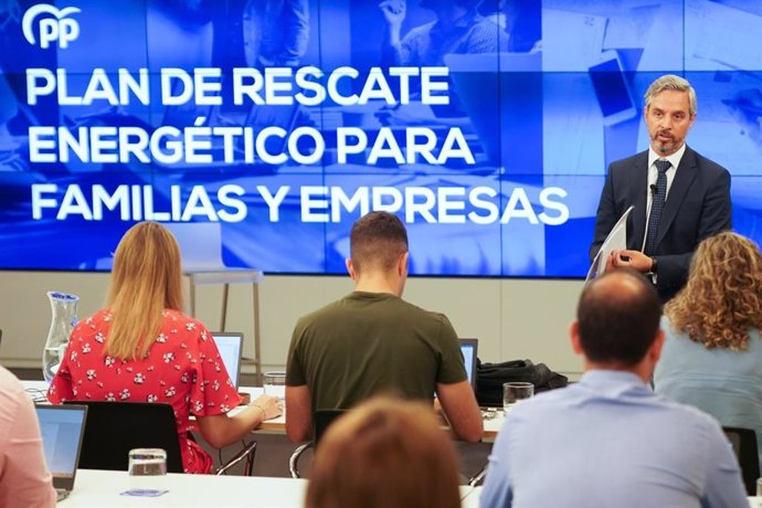 El vicesecretario de Economía del PP, Juan Bravo, durante la presentación del 'Plan de Rescate Energético para Familias y Empresas' elaborado por el partido, en la sede del PP, en la calle Génova, a 12 de septiembre de 2022.