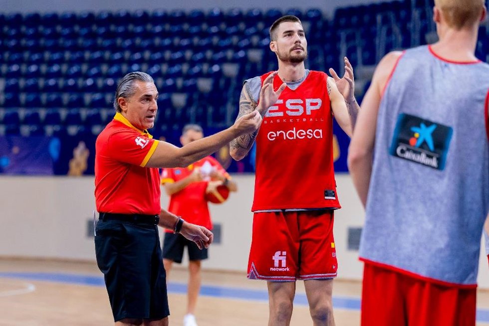 El seleccionador nacional Sergio Scariolo habla con Juancho Hernangómez