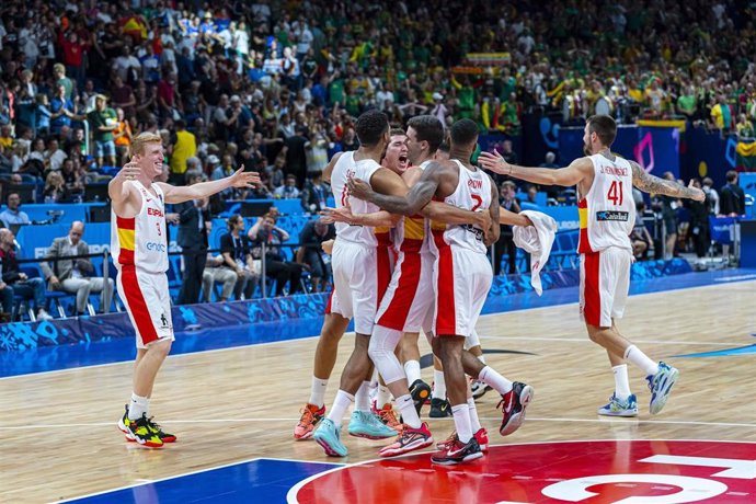 Los jugadores de la selección española de baloncesto celebran su pase a cuartos del Eurobasket 2022