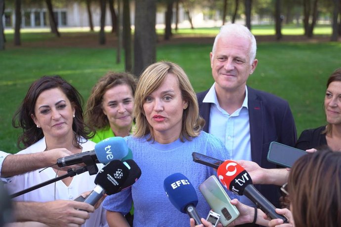 La ministra de Educación, Pilar Alegría, ofrece declaraciones a los medios de comunicación a su llegada a un acto público del PSOE, en el Parque de la Ribera de Logroño, a 2 de septiembre de 2022, en Logroño, La Rioja (España). 