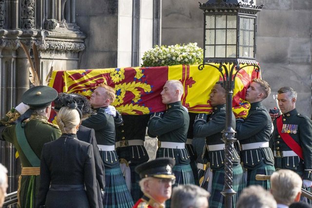 El féretro de Isabel II en la Catedral de San Gil de Edimburgo, Escocia