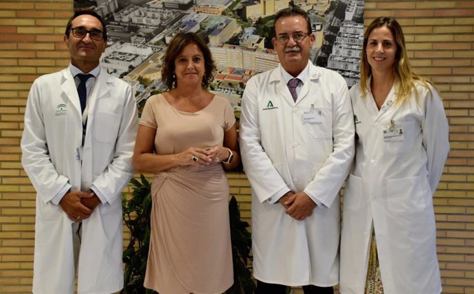La consejera en su visita al hospital Virgen del Rocío