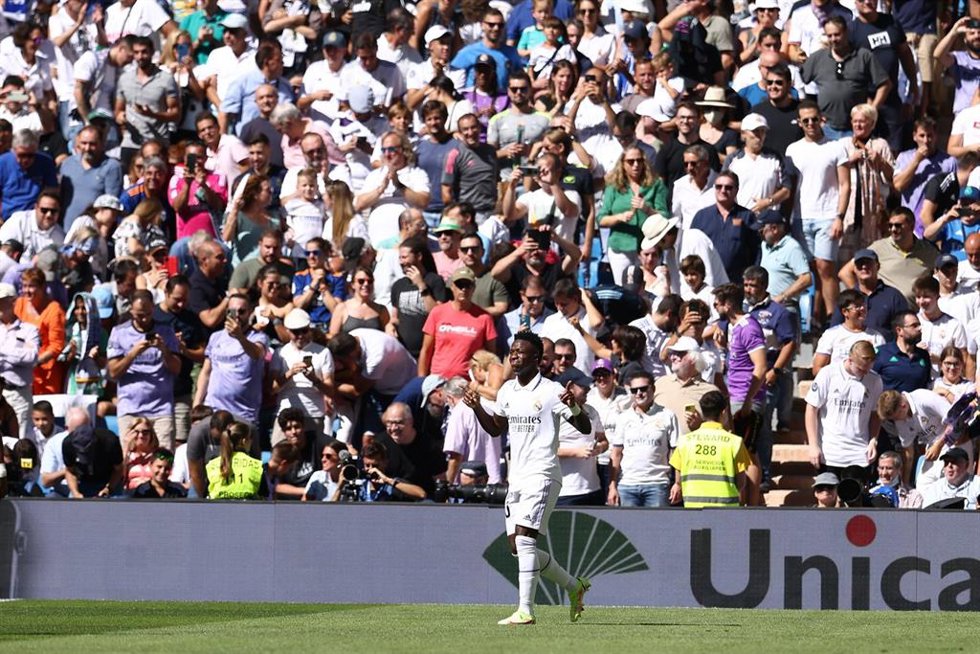 Aficionados del Real Madrid celebran un gol de Vinícius