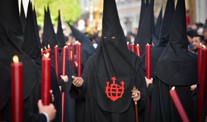 Nazarenos del Santo Entierro durante la procesión de un Sábado Santo.