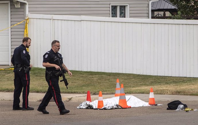 07 September 2022, Canada, Edmonton: Police investigate the scene of a stabbing where one person was killed and two others injured in Edmonton. Photo: Jason Franson/Canadian Press via ZUMA Press/dpa