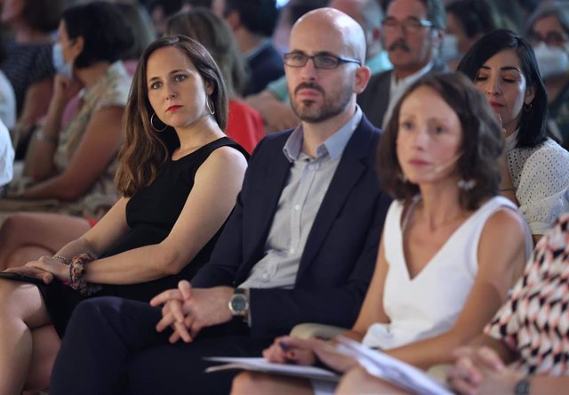 Archivo - La ministra de Derechos Sociales y Agenda 2030, Ione Belarra (i), y el secretario de Estado del Ministerio de Derechos Sociales, Nacho Álvarez, en el COAM, a 20 de julio de 2022, en Madrid (España).