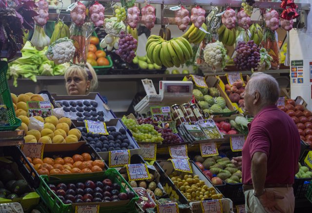 Un puesto de frutas del mercado de abastos de Triana. A 13 de septiembre de 2022, en Sevilla (Andalucía, España).
