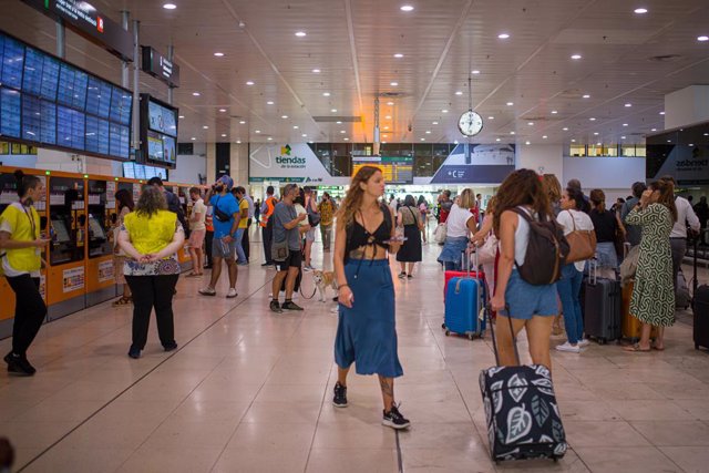 Viajeros en el interior de la estación de Sants, a 9 de septiembre de 2022, en Barcelona, Catalunya (España). 