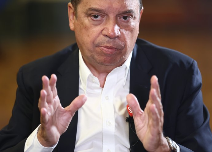 El ministro de Agricultura, Pesca y Alimentación, Luis Planas, durante una entrevista para Europa Press, en la sede del Ministerio, a 1 de septiembre de 2022, en Madrid, (España). 