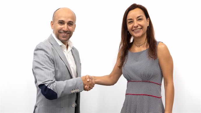 Jesús Midón, Country Manager de Esker Ibérica (izq.) y Almudena Asunción, Country Manager de Vistex en España (derch.)