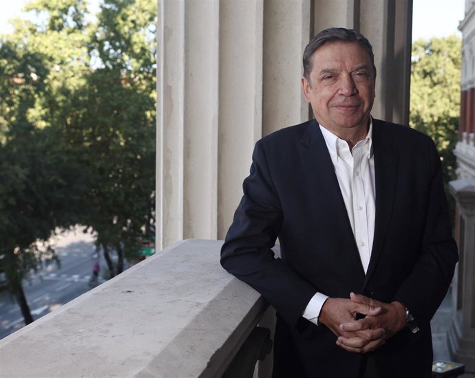 El ministro de Agricultura, Pesca y Alimentación, Luis Planas, posa después de una entrevista para Europa Press, en la sede del Ministerio, a 1 de septiembre de 2022, en Madrid, (España). Planas es inspector de trabajo y diplomático. Posee la cartera de