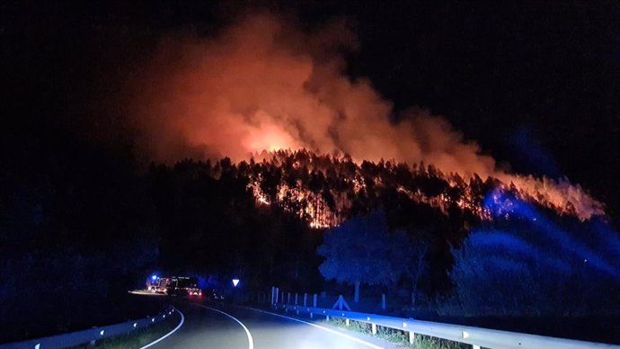 Incendios forestales cercanos al kilómetro 8,5 de la CA-181, en Herrerías, donde continúan las labores de extinción
