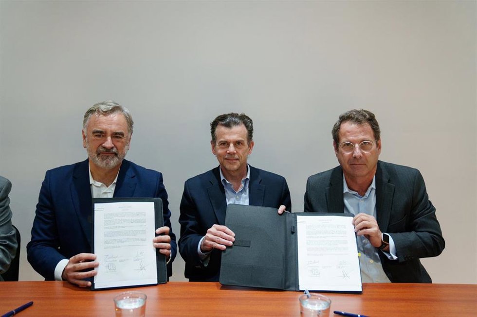 Bolsas y Mercados Españoles (BME), a través del Instituto BME, y la Bolsa Mexicana de Valores, a través de la Escuela de Bolsa Mexicana, han firmado un acuerdo de colaboración en educación financiera.