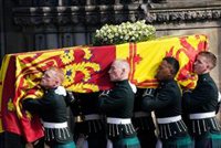 Miles de personas hacen cola de noche para despedirse de Isabel II en Edimburgo