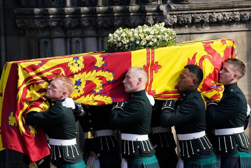 Llegada del féretro con los restos de Isabel II a la catedral de San Gil